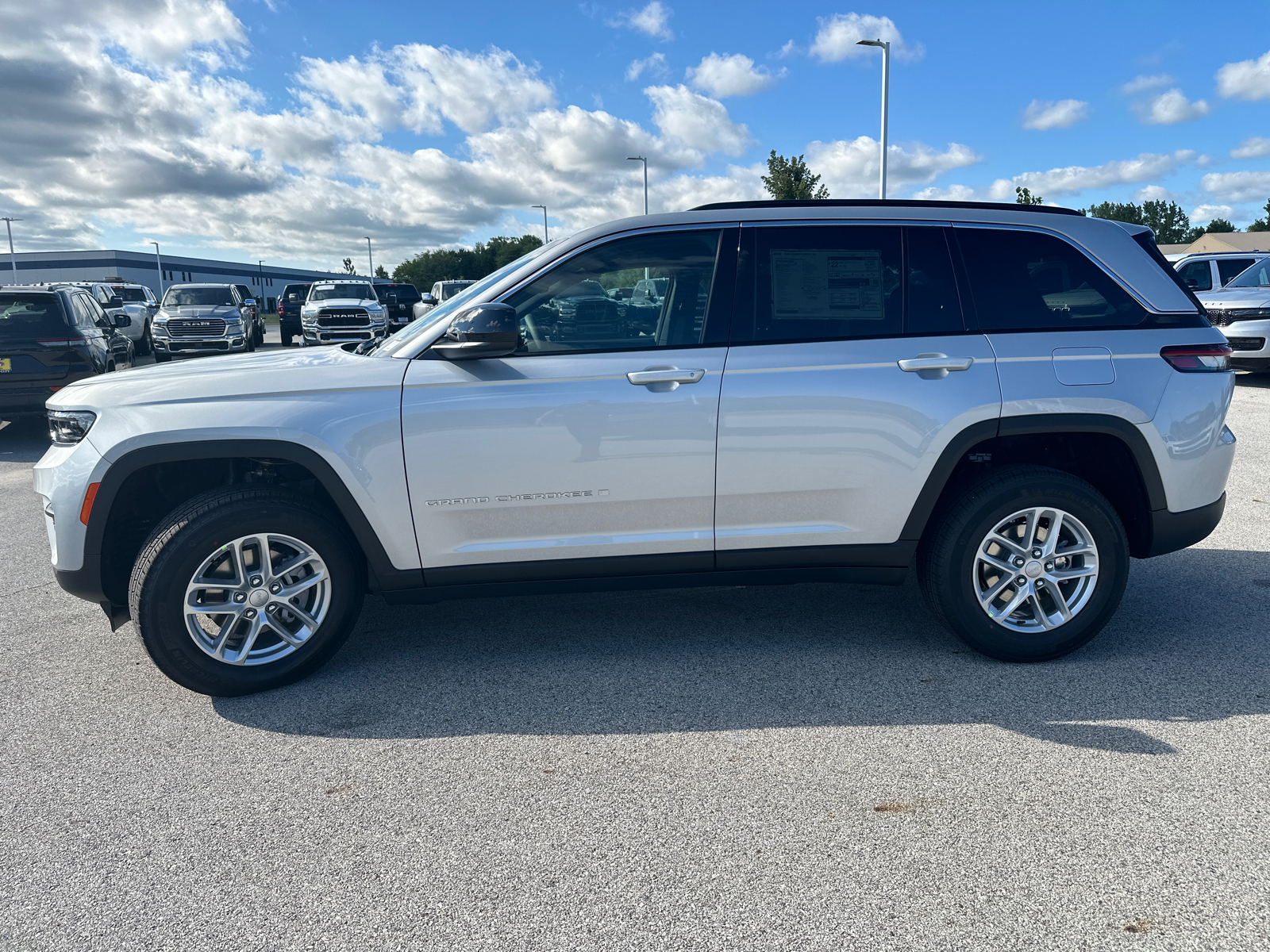 2024 Jeep Grand Cherokee Laredo 7