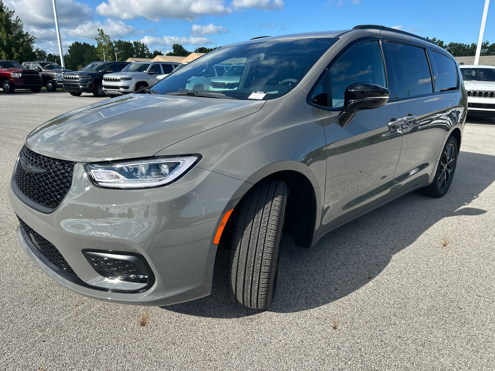 2024 Chrysler Pacifica Touring L 8