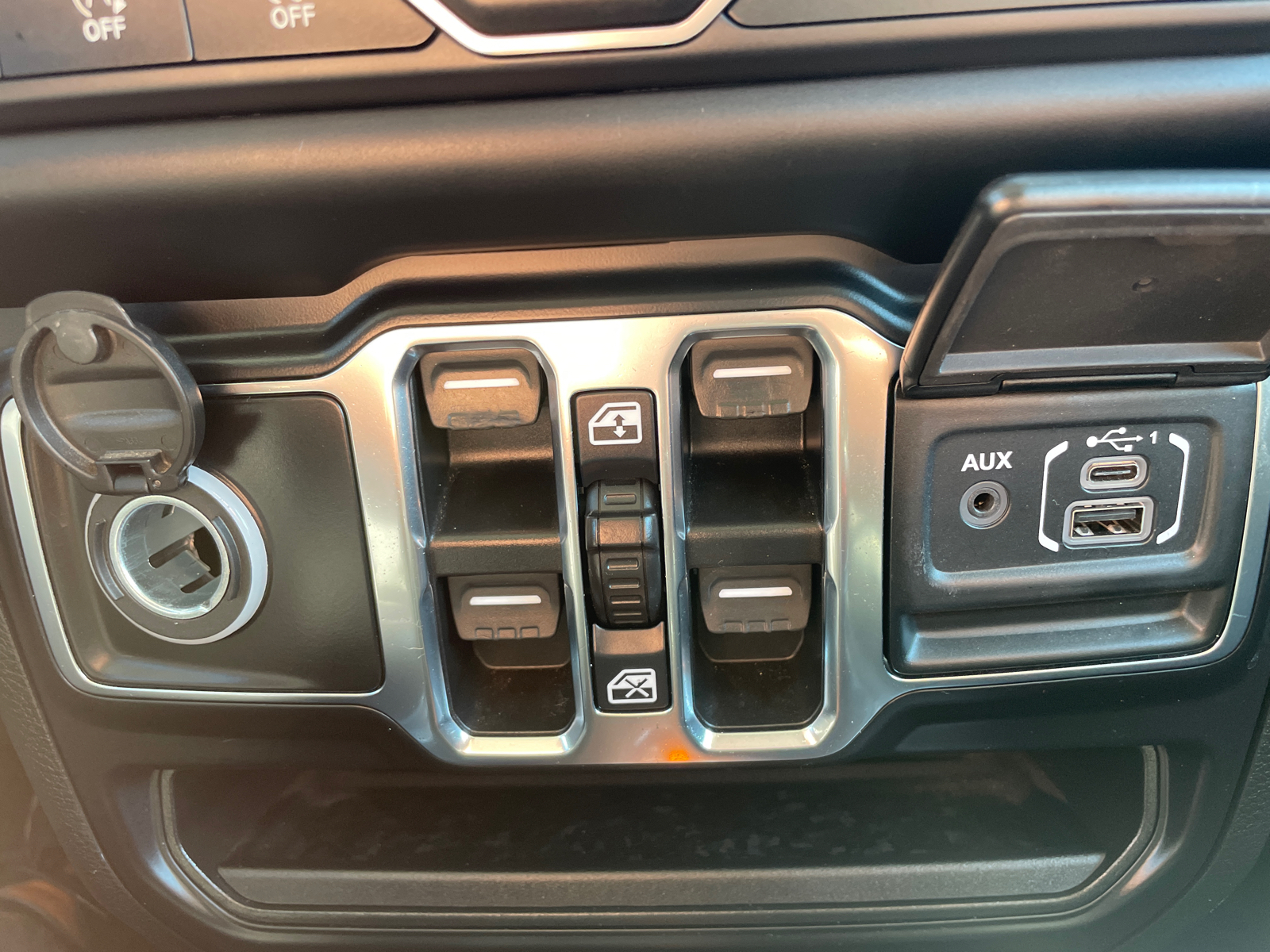 2021 Jeep Gladiator Sport 19