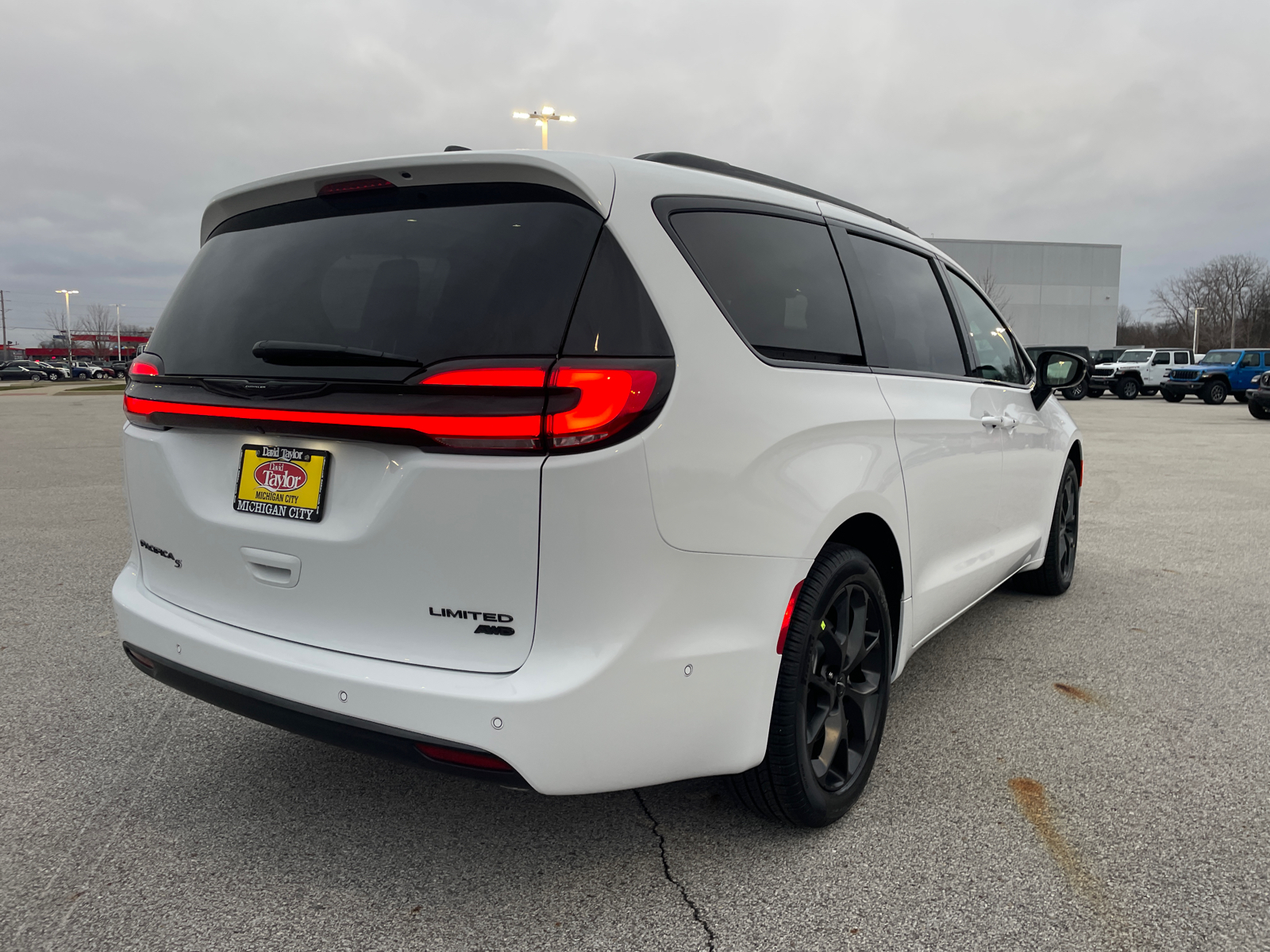 2025 Chrysler Pacifica Limited 3