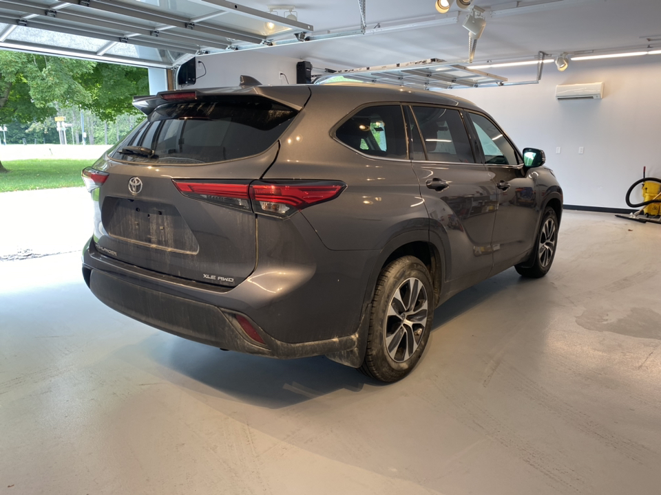 2022 Toyota Highlander XLE 8