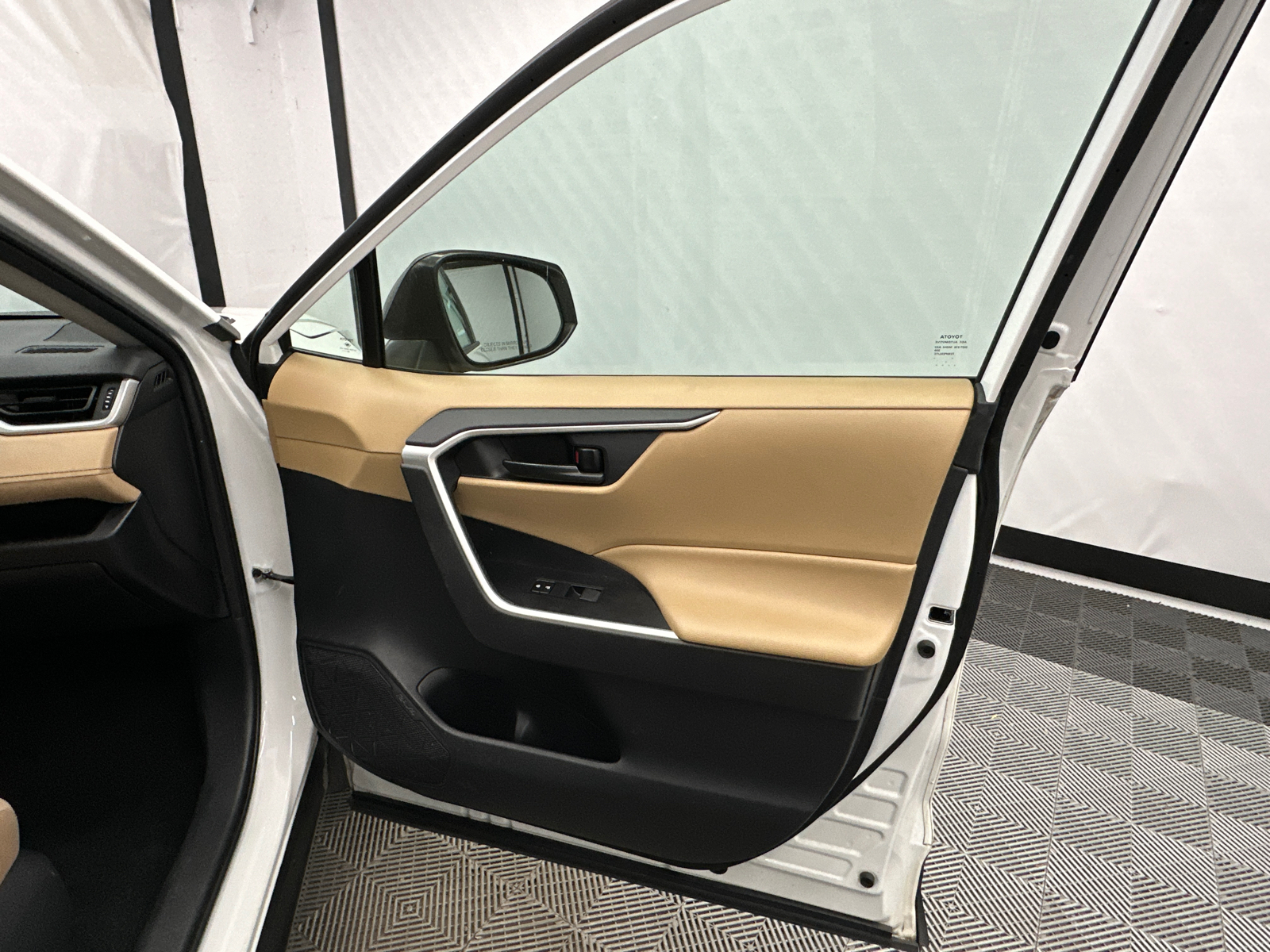 2019 Toyota RAV4 LE 14