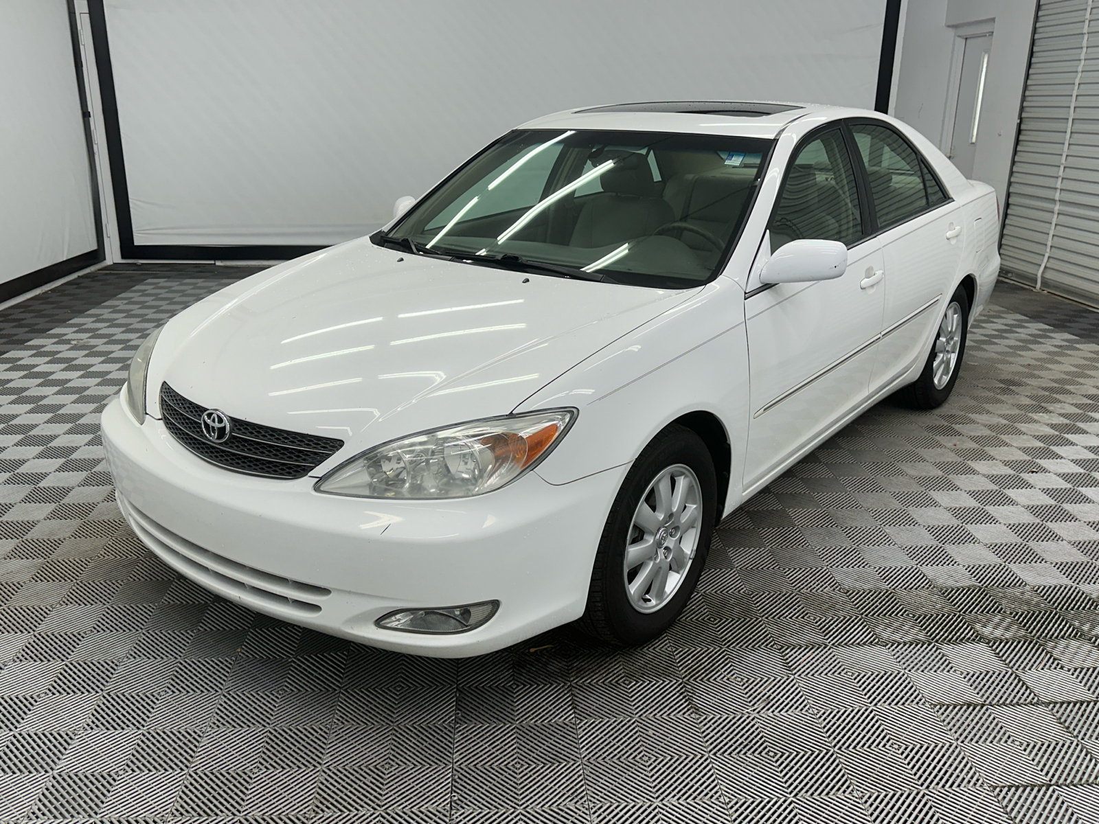 2004 Toyota Camry XLE 1