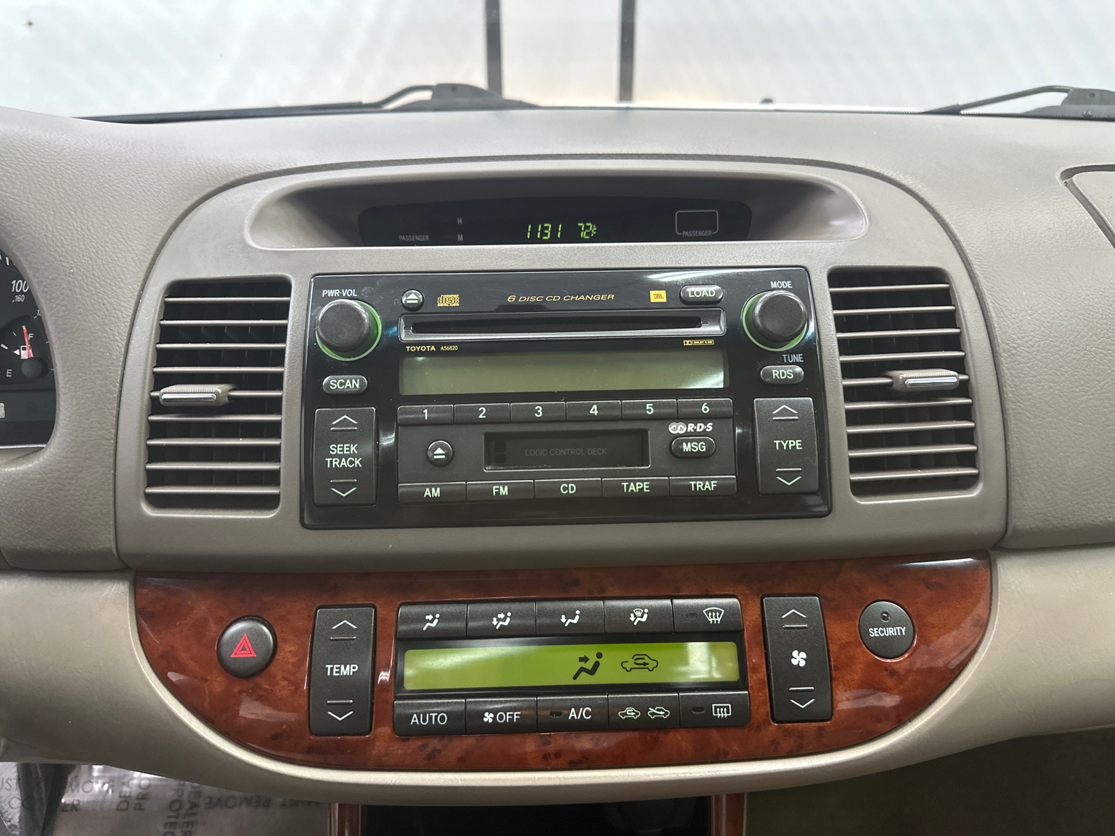 2004 Toyota Camry XLE 31