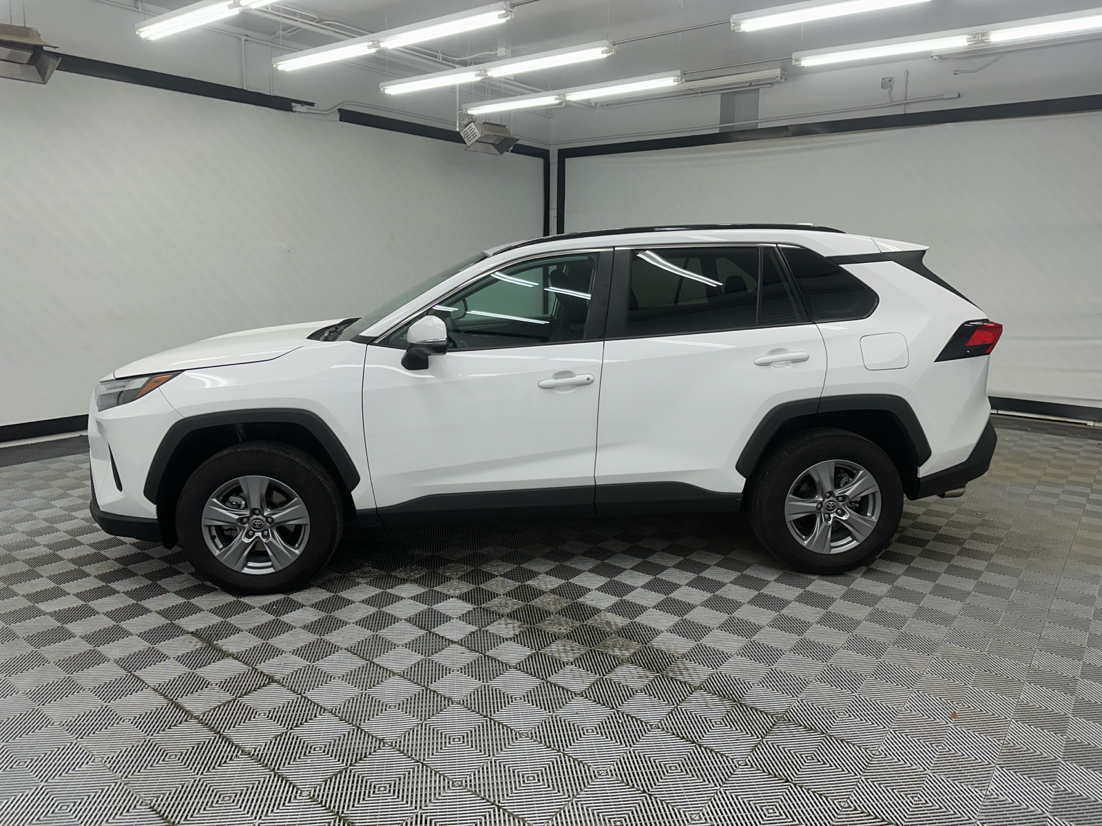 2022 Toyota RAV4 XLE 2