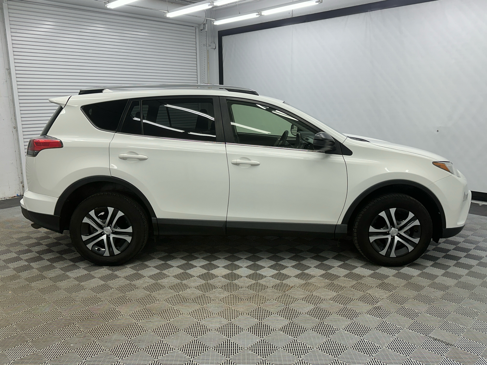 2018 Toyota RAV4 LE 6