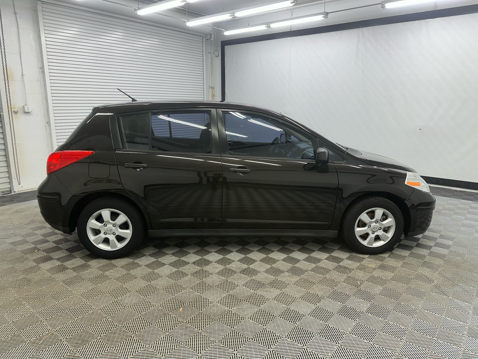 2011 Nissan Versa 1.8 S 6