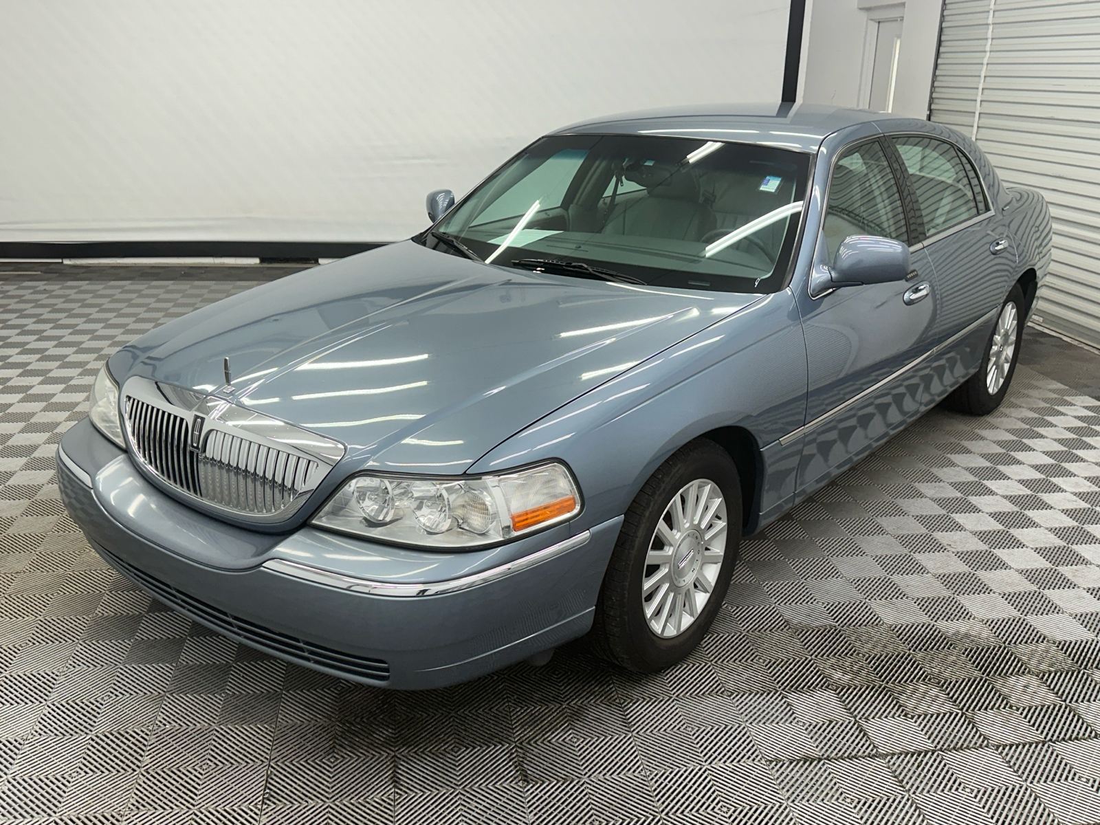 2004 Lincoln Town Car Signature 1