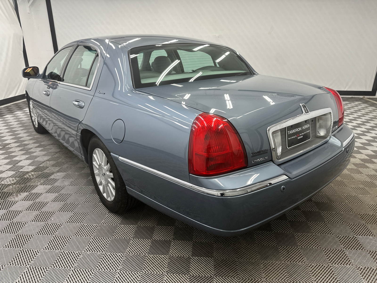 2004 Lincoln Town Car Signature 3