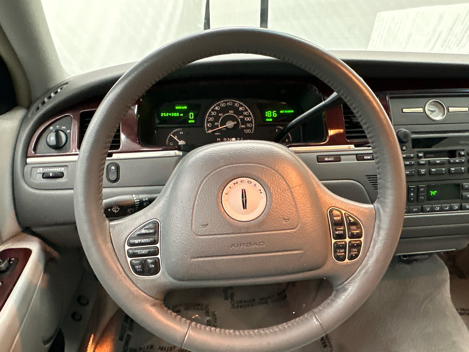 2004 Lincoln Town Car Signature 25