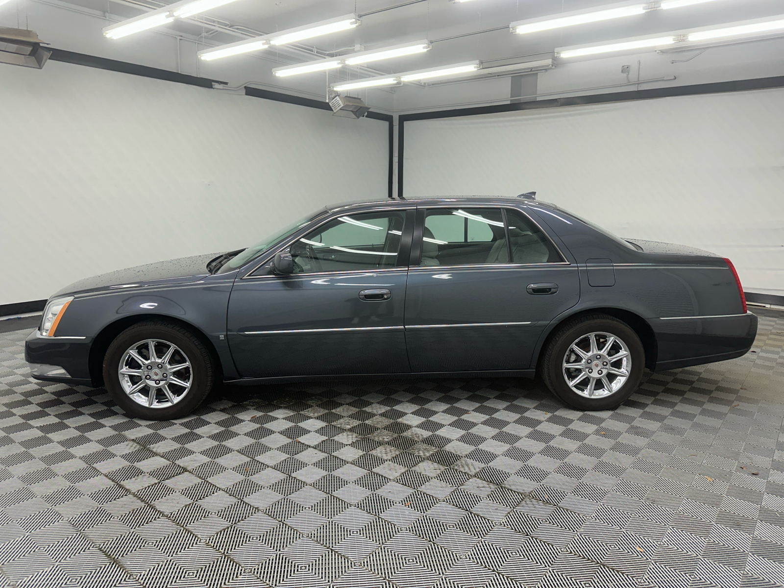 2010 Cadillac DTS Luxury 2