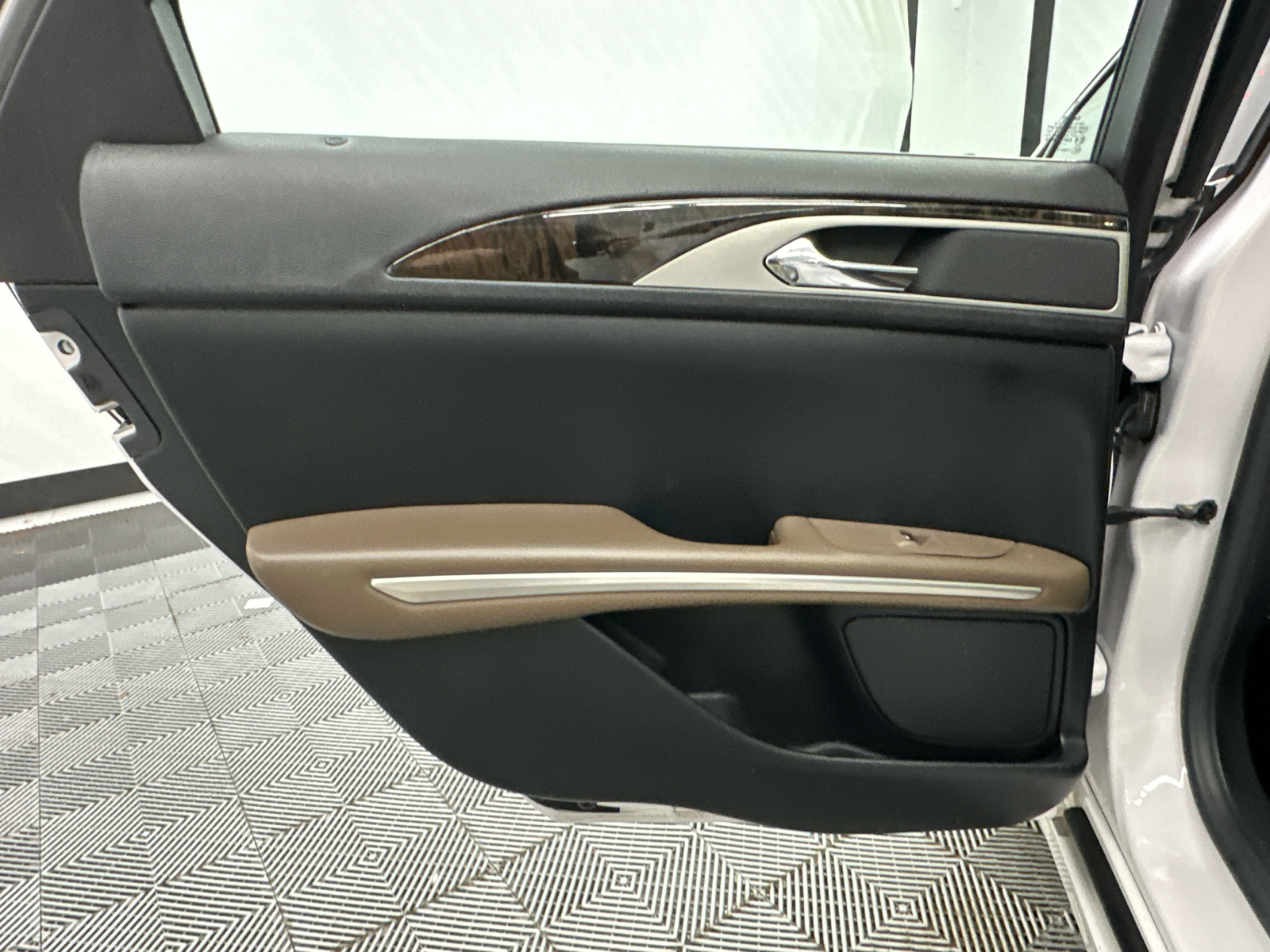 2016 Lincoln MKZ w/Panoramic Moonroof 23