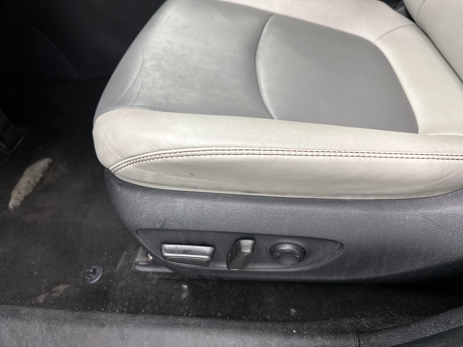 2019 Toyota RAV4 XLE Premium 10