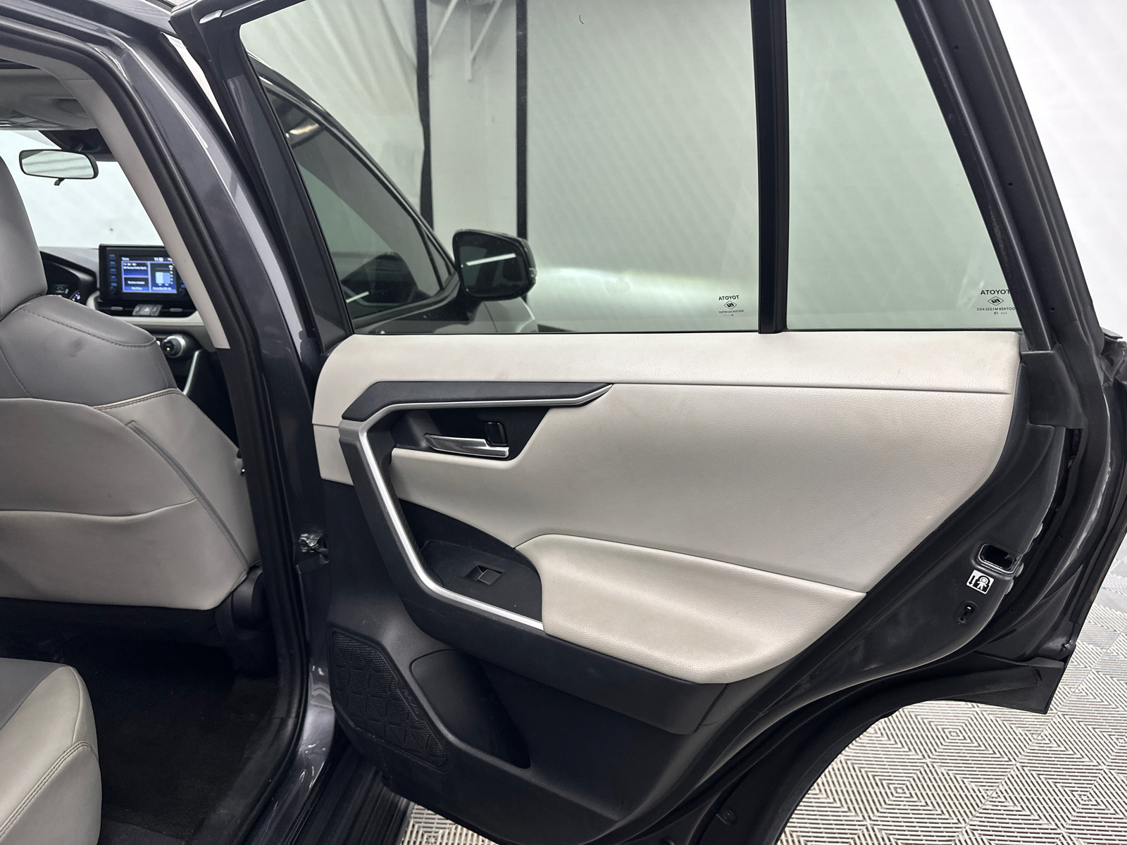2019 Toyota RAV4 XLE Premium 17