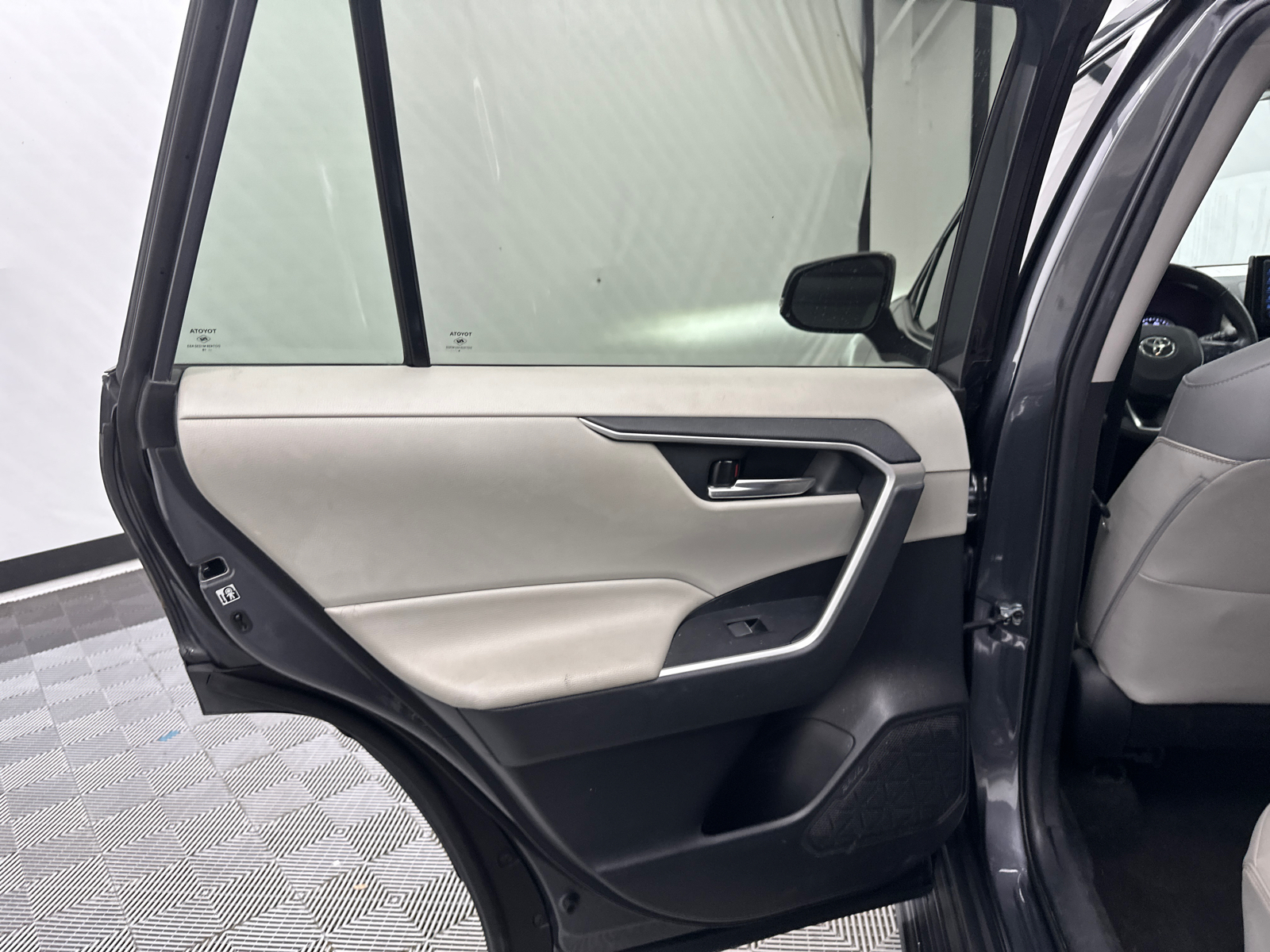 2019 Toyota RAV4 XLE Premium 23
