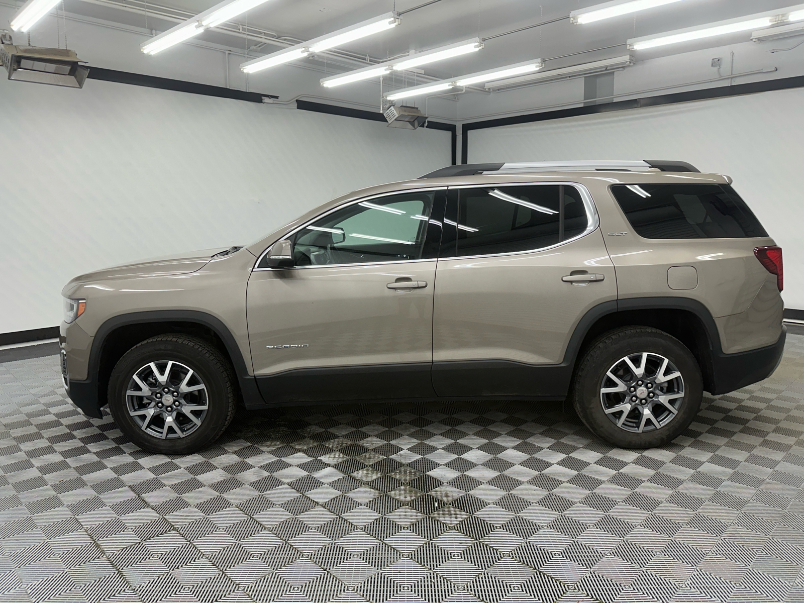 2023 GMC Acadia SLT 2