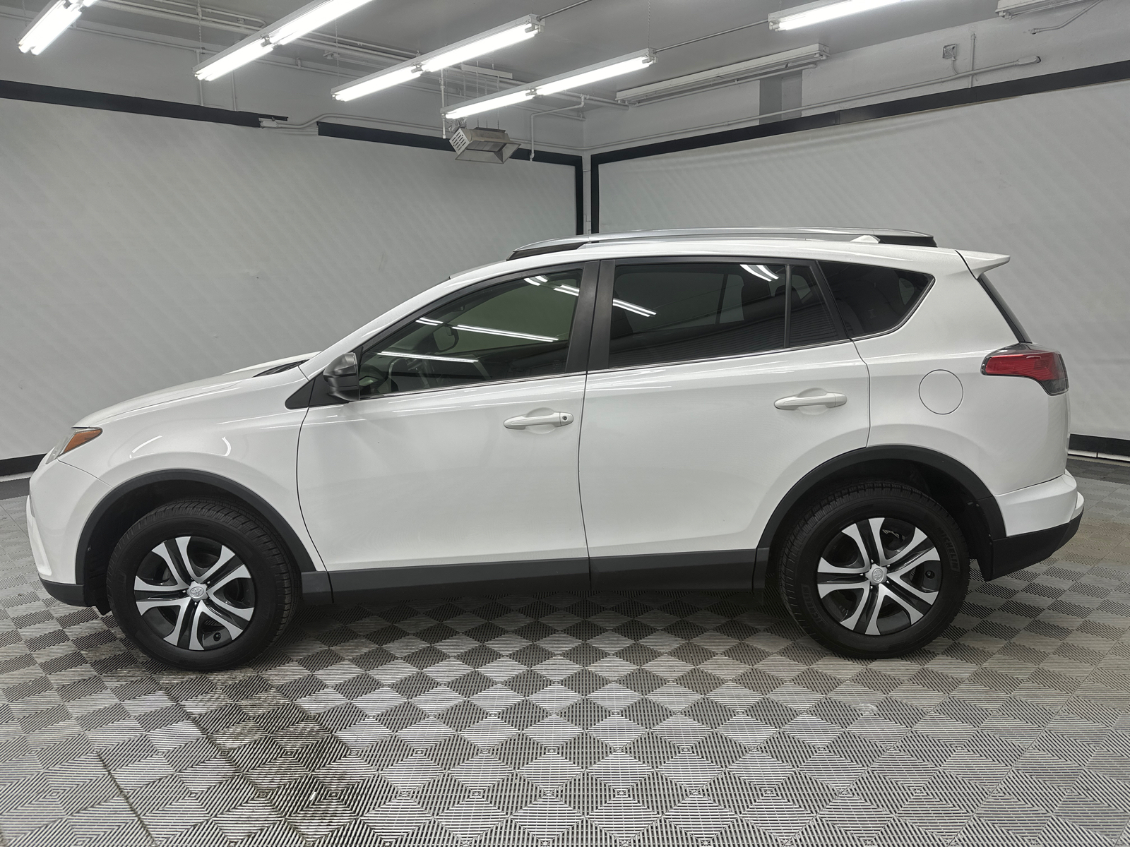 2018 Toyota RAV4 LE 2