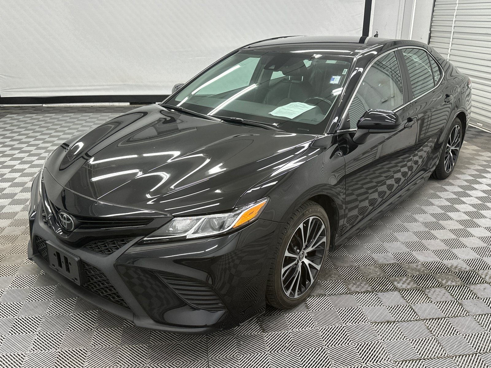 2020 Toyota Camry SE 1