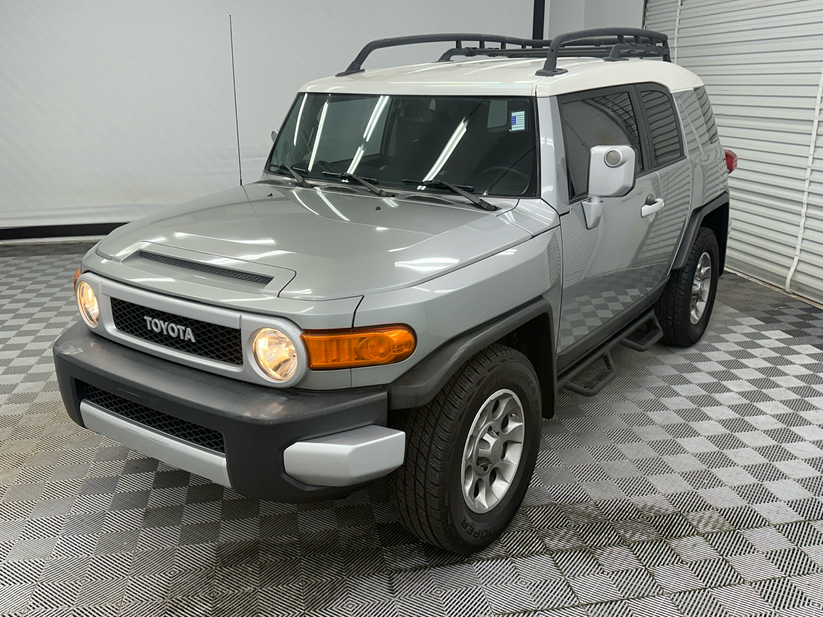 2012 Toyota FJ Cruiser w/ Convenience Package 1