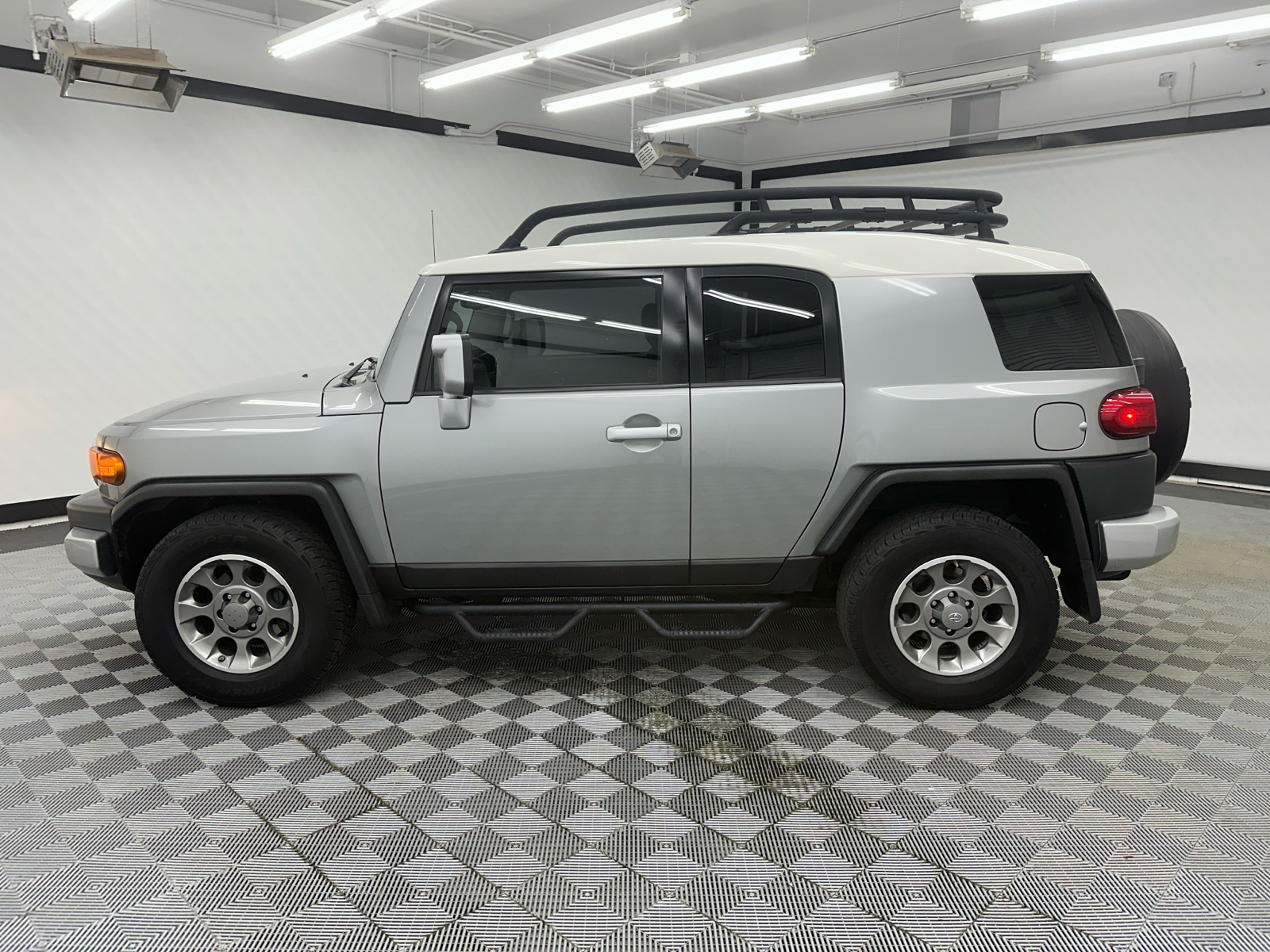 2012 Toyota FJ Cruiser w/ Convenience Package 2