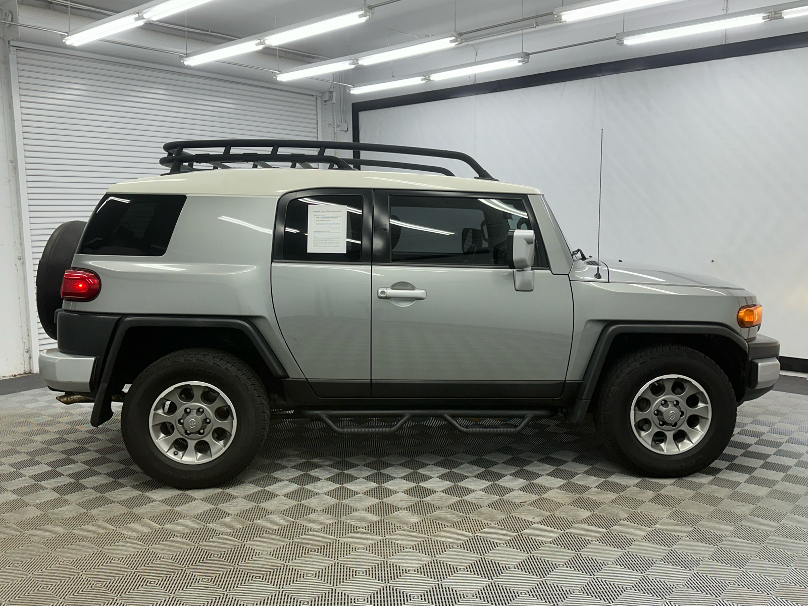 2012 Toyota FJ Cruiser w/ Convenience Package 6