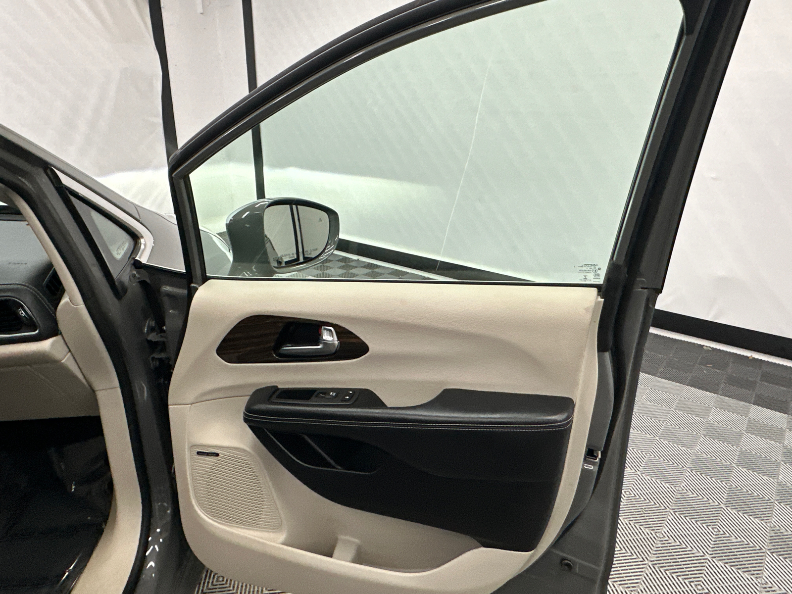 2022 Chrysler Pacifica Limited 17