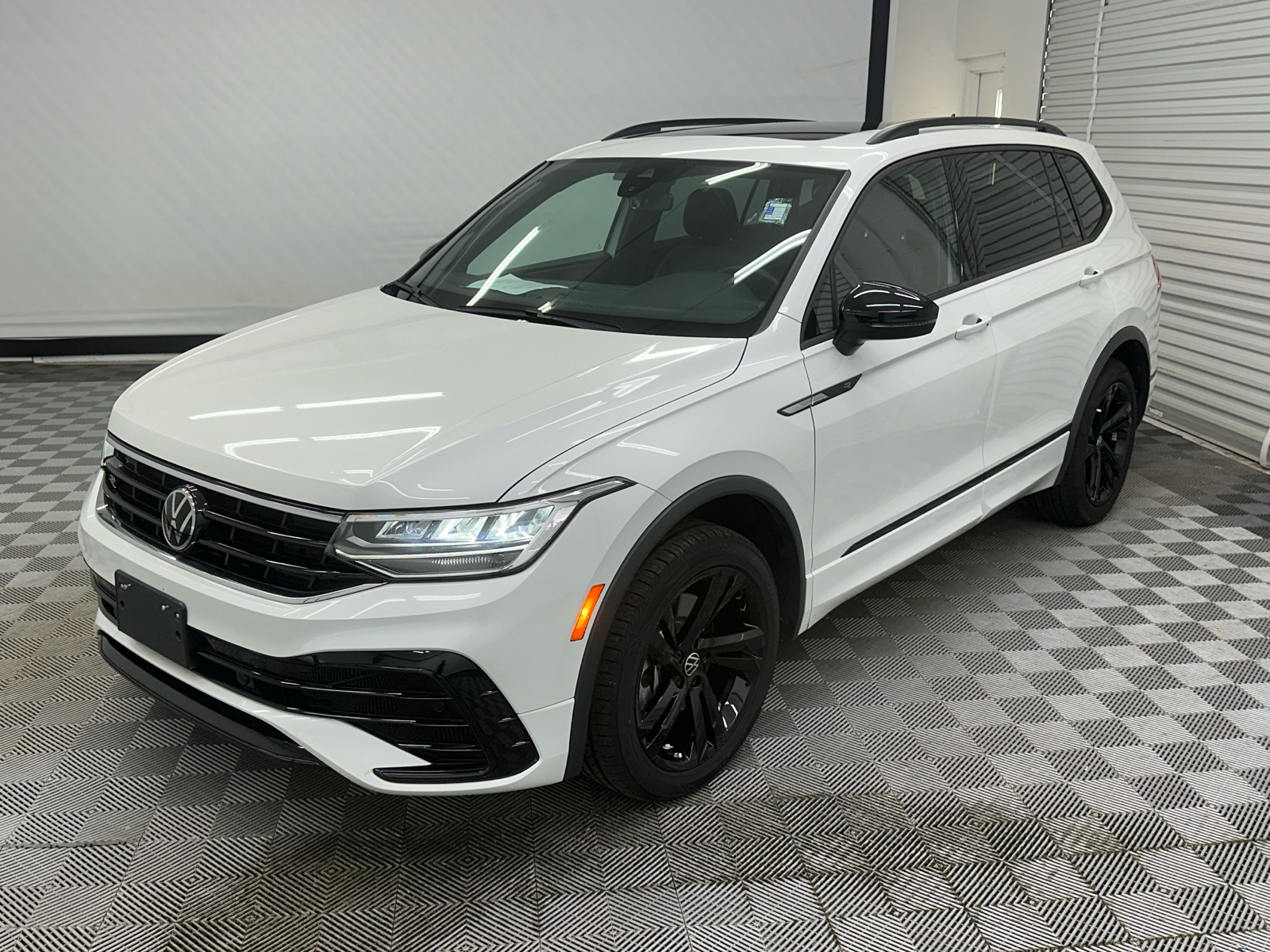 2023 Volkswagen Tiguan 2.0T SE R-Line Black 1