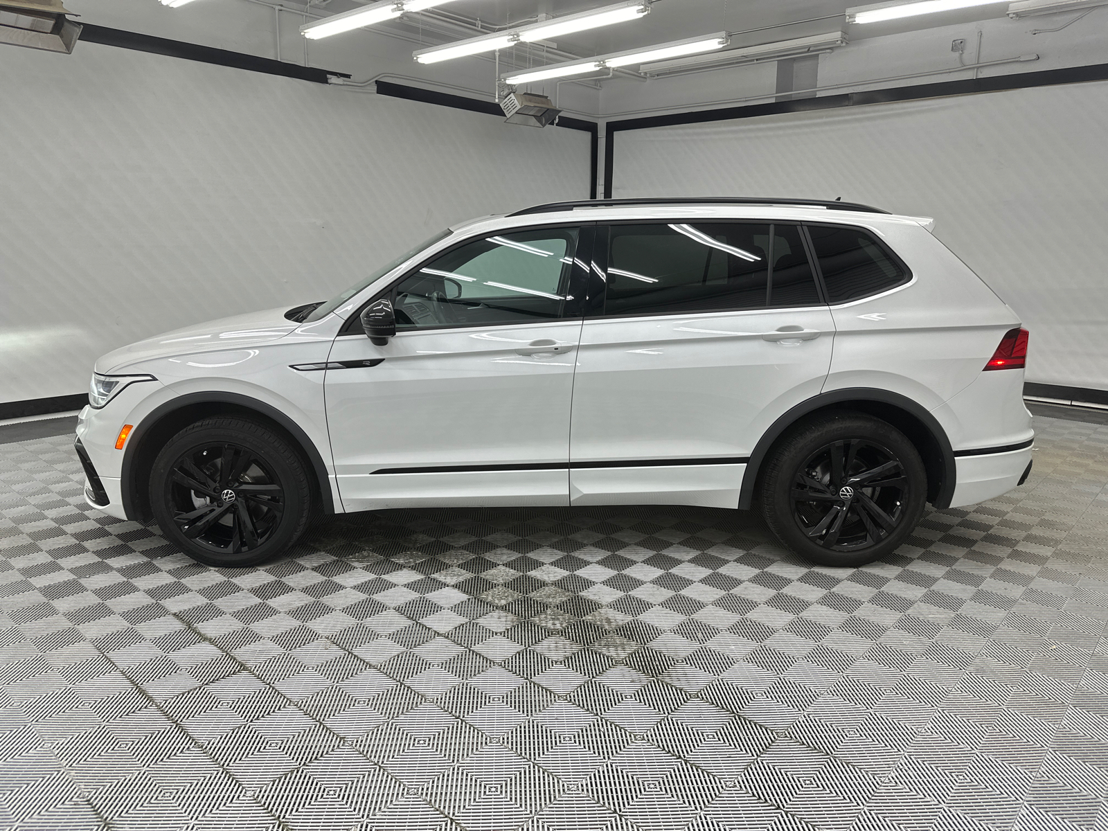 2023 Volkswagen Tiguan 2.0T SE R-Line Black 2