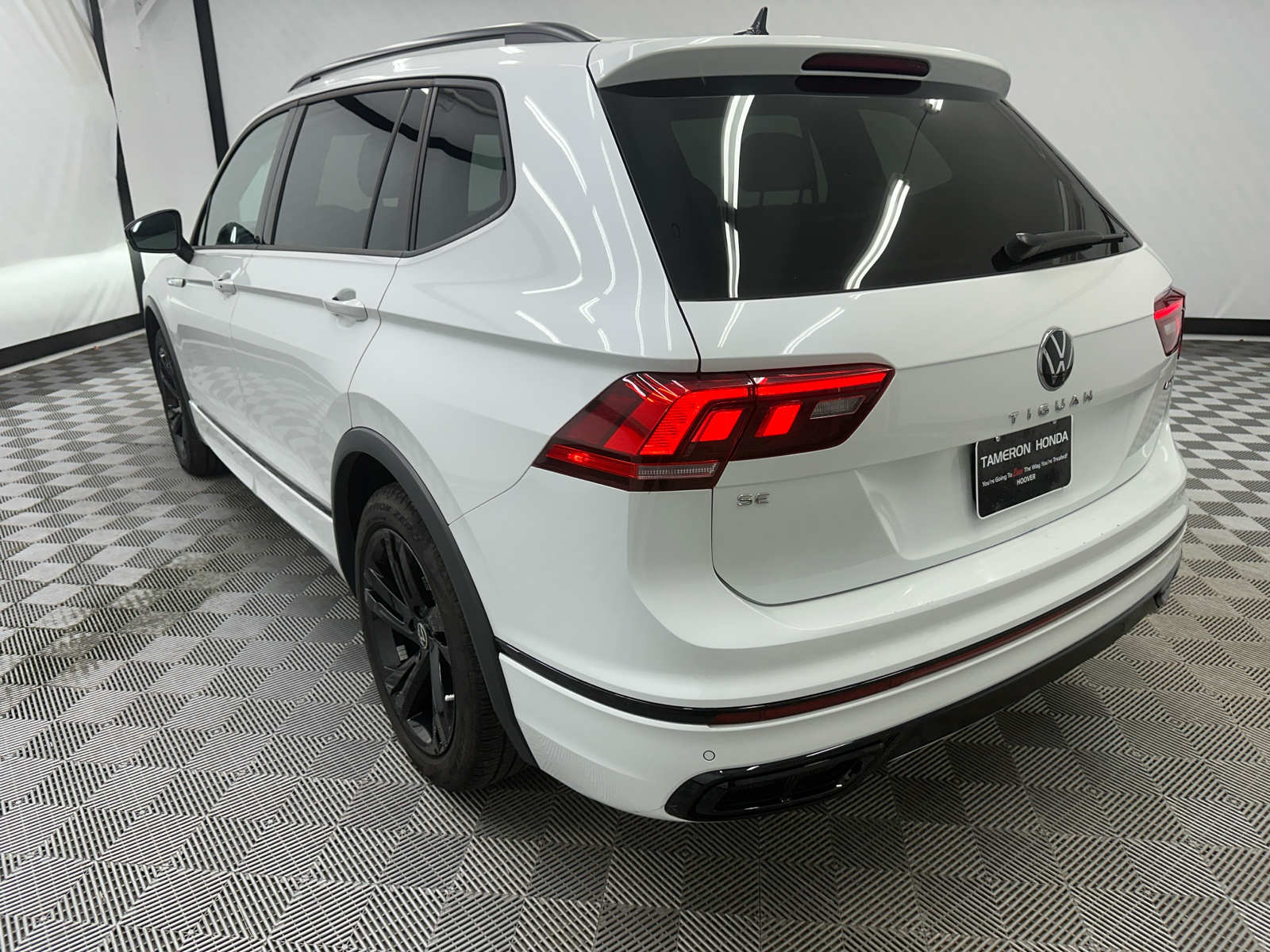 2023 Volkswagen Tiguan 2.0T SE R-Line Black 3