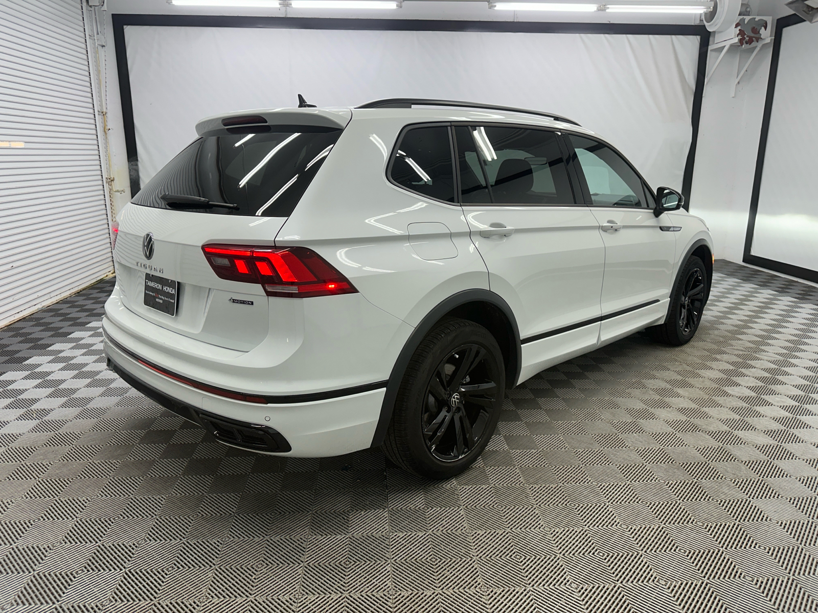 2023 Volkswagen Tiguan 2.0T SE R-Line Black 5