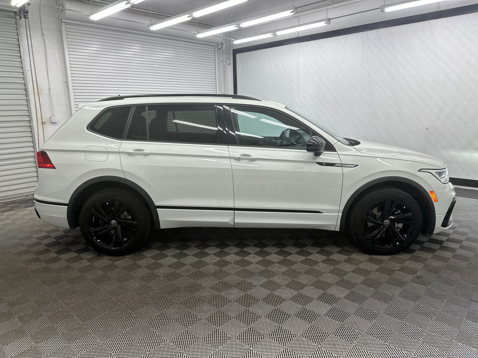 2023 Volkswagen Tiguan 2.0T SE R-Line Black 6