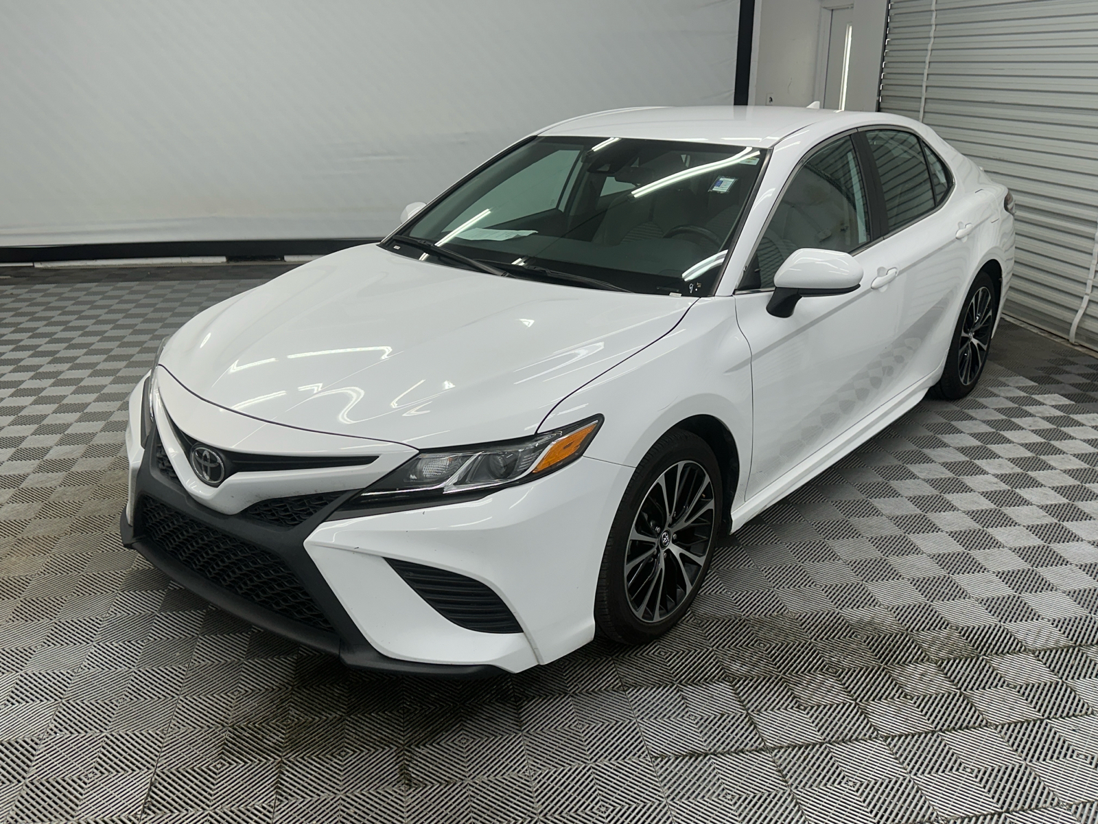 2020 Toyota Camry SE 1