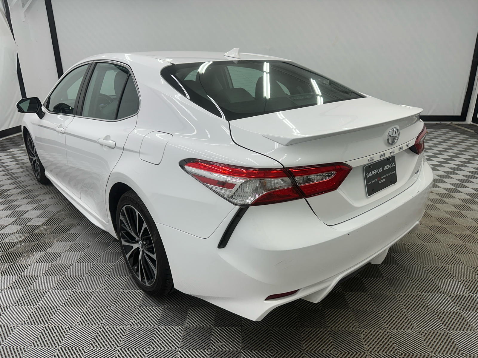 2020 Toyota Camry SE 3