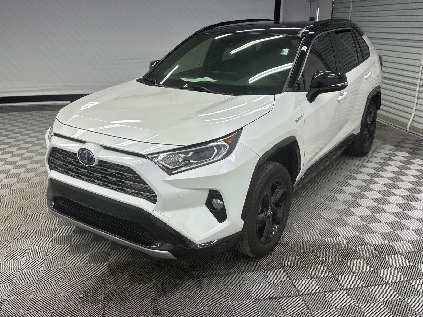 2020 Toyota RAV4 Hybrid XSE 1