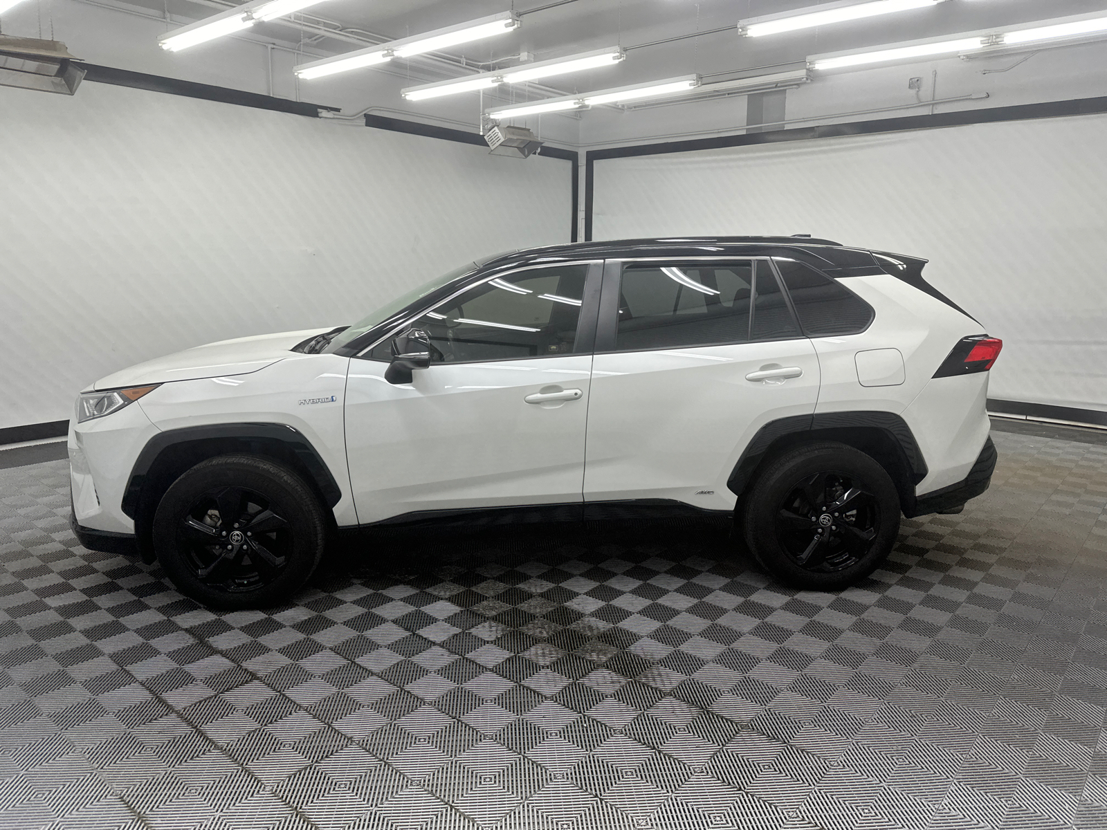 2020 Toyota RAV4 Hybrid XSE 2