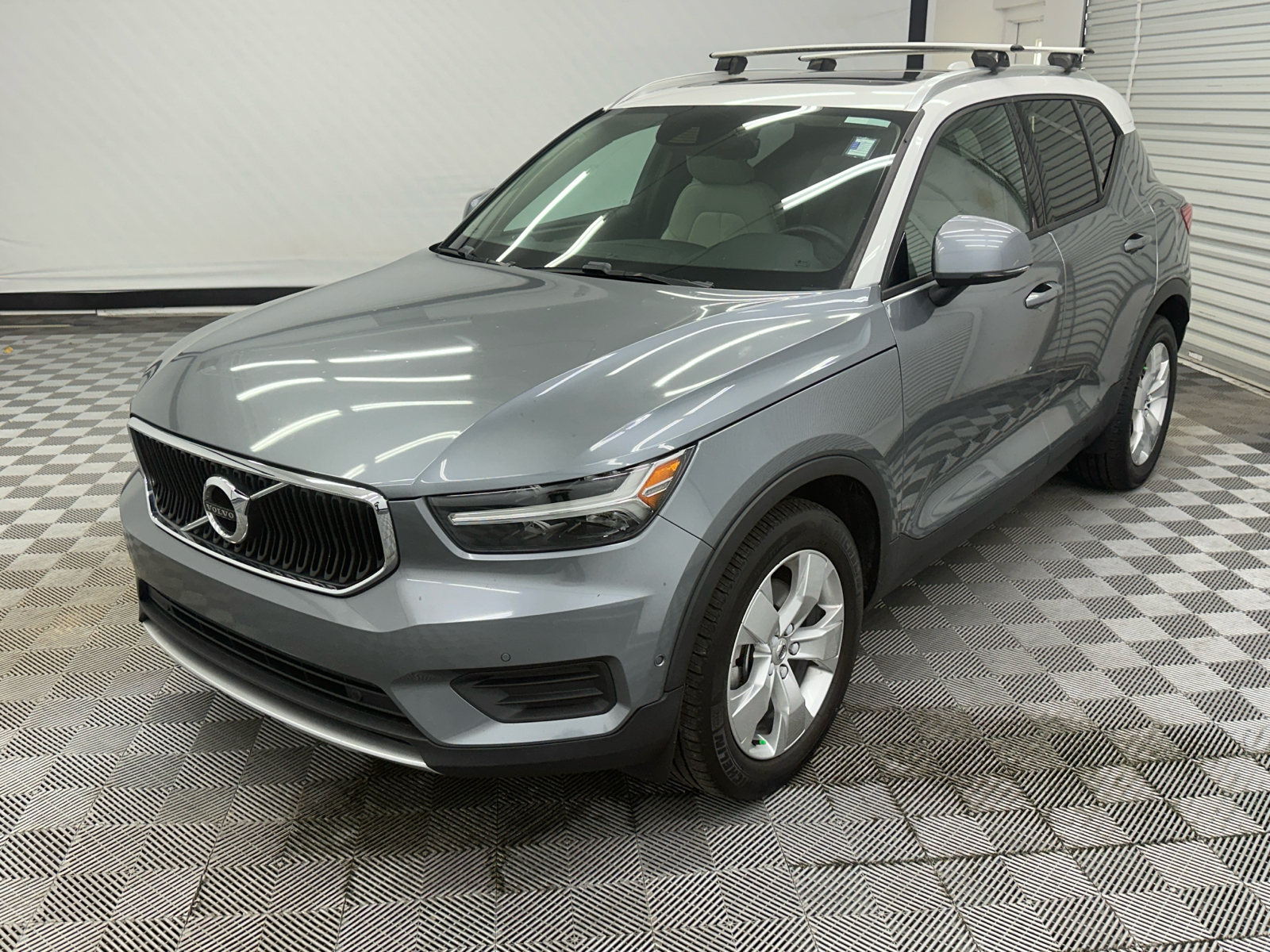 2019 Volvo XC40 Momentum 1