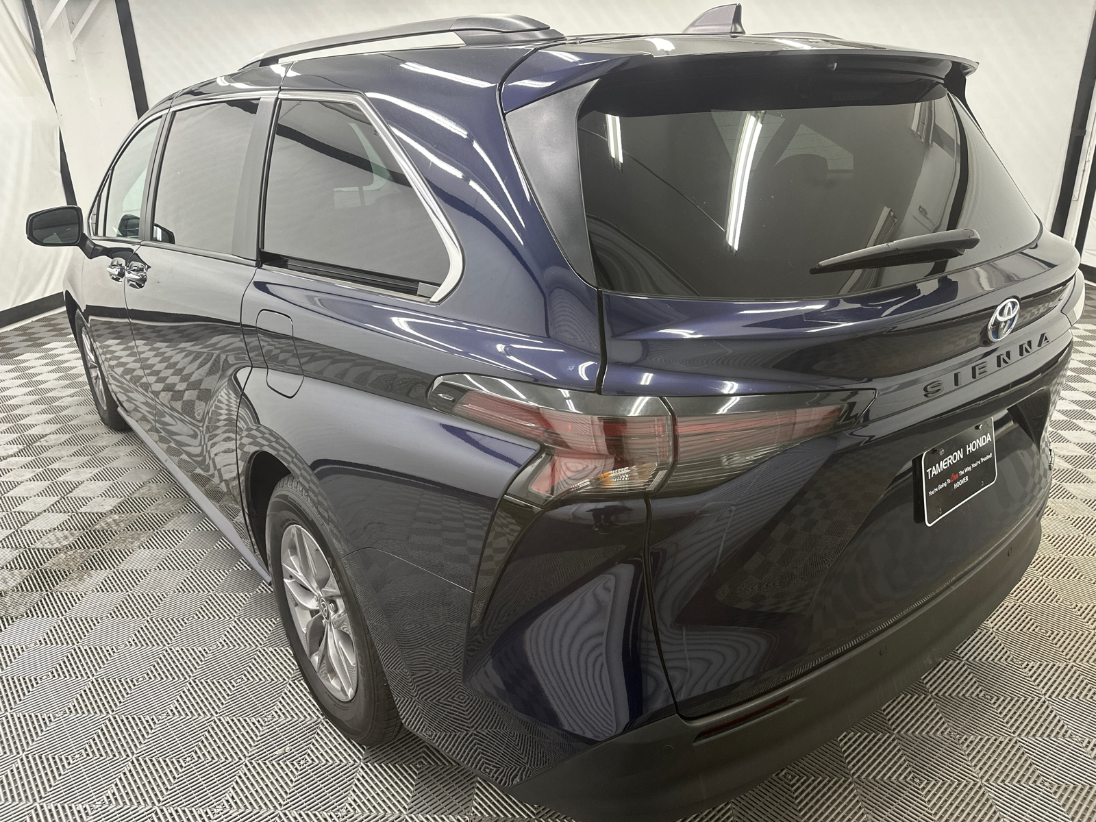 2023 Toyota Sienna XLE 3