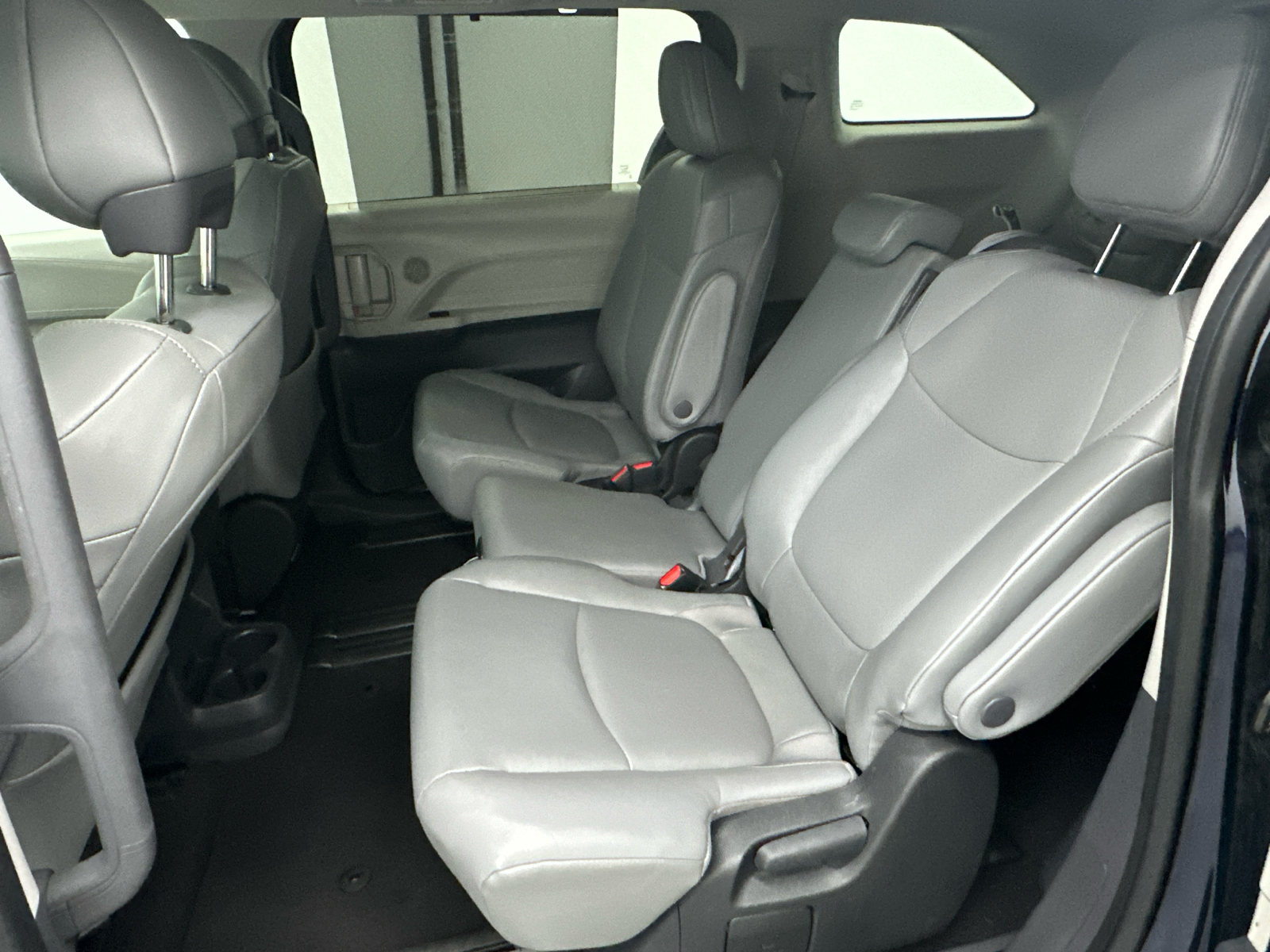 2023 Toyota Sienna XLE 22