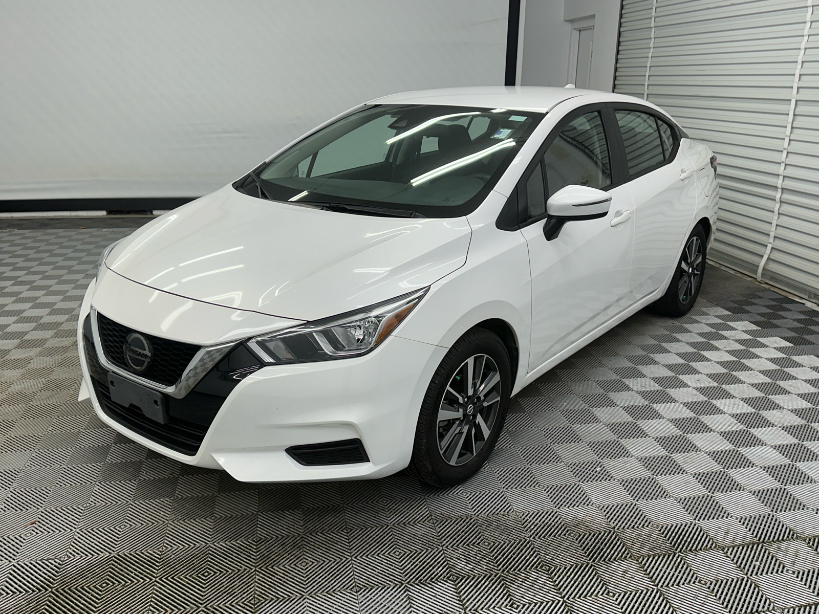 2020 Nissan Versa 1.6 SV 1