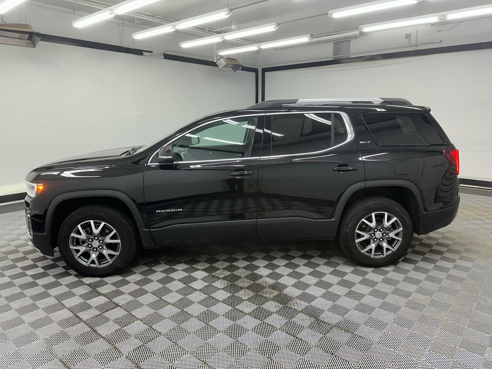 2023 GMC Acadia SLT 2