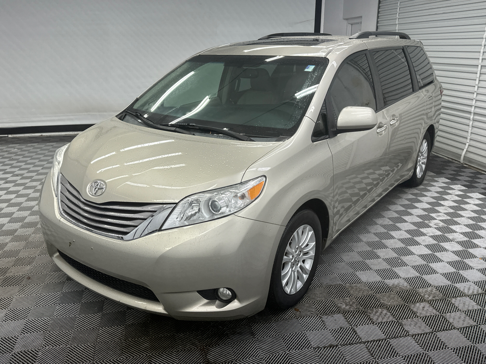 2015 Toyota Sienna XLE 1