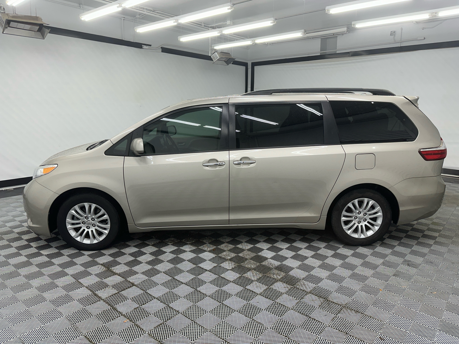 2015 Toyota Sienna XLE 2