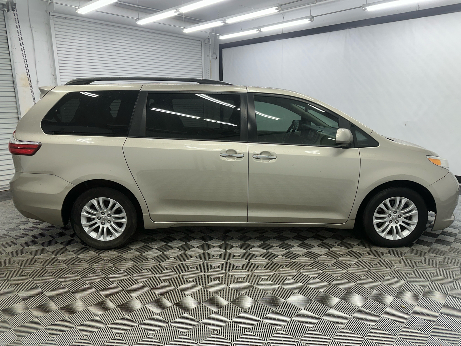 2015 Toyota Sienna XLE 6