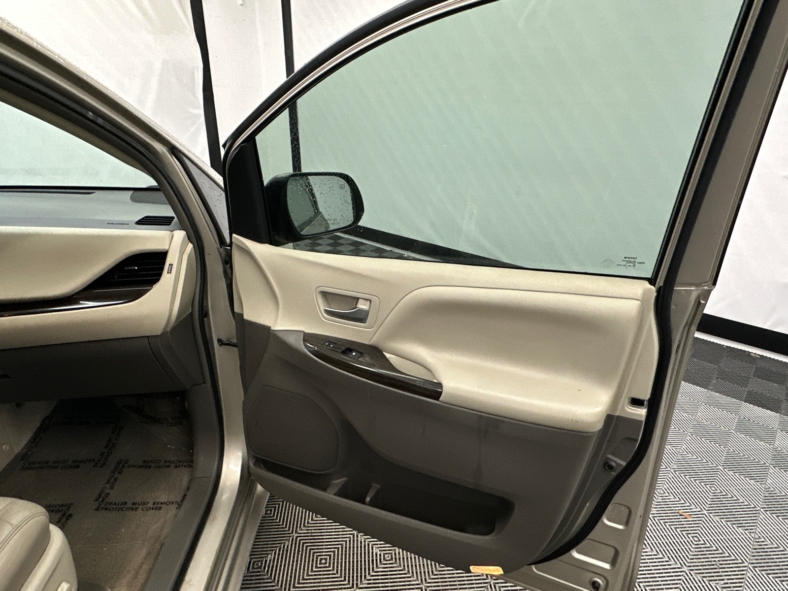 2015 Toyota Sienna XLE 16