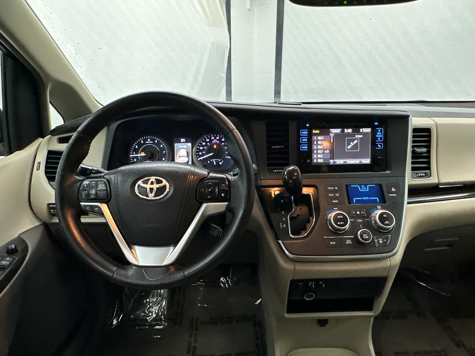 2015 Toyota Sienna XLE 26