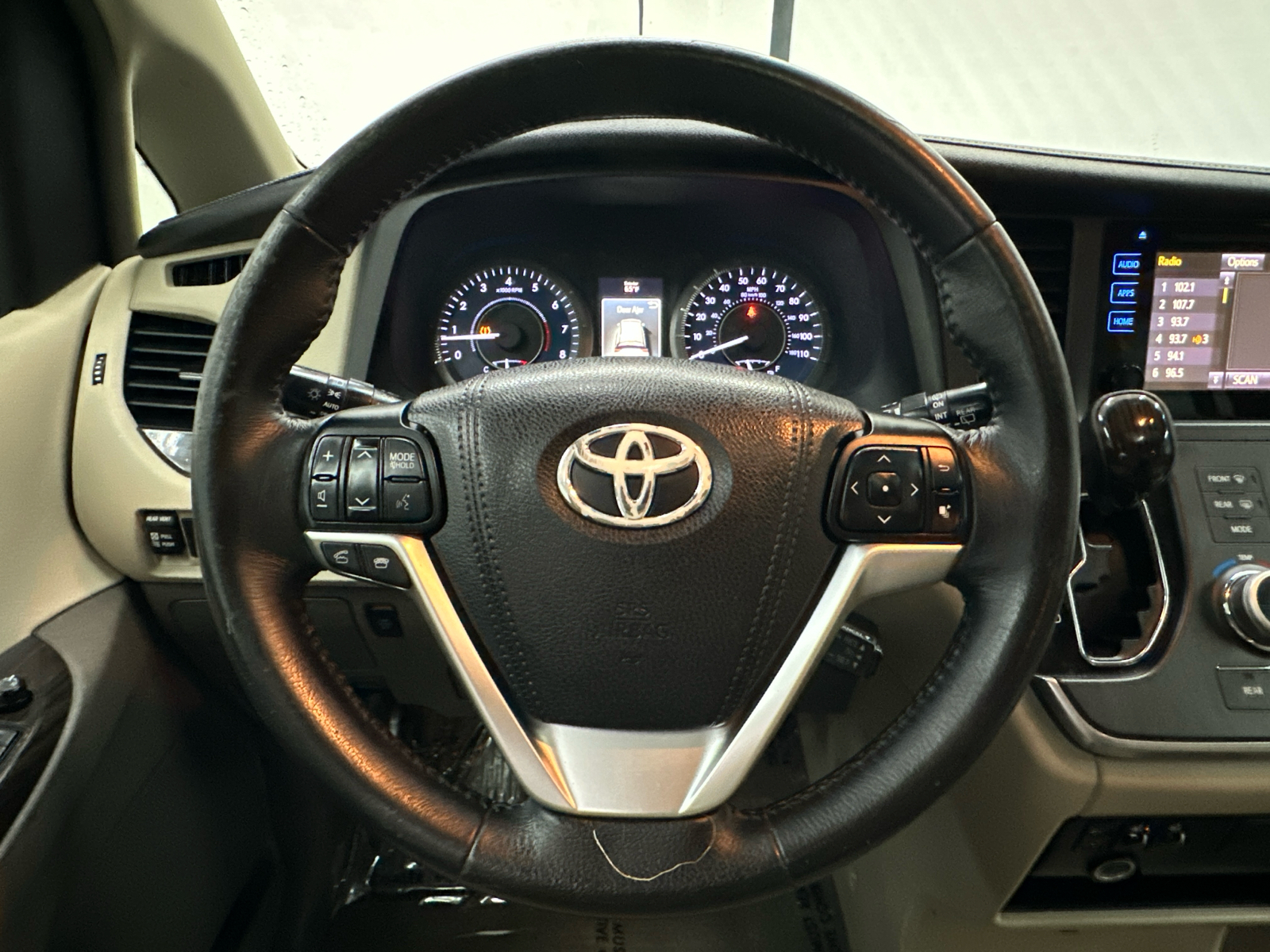 2015 Toyota Sienna XLE 27