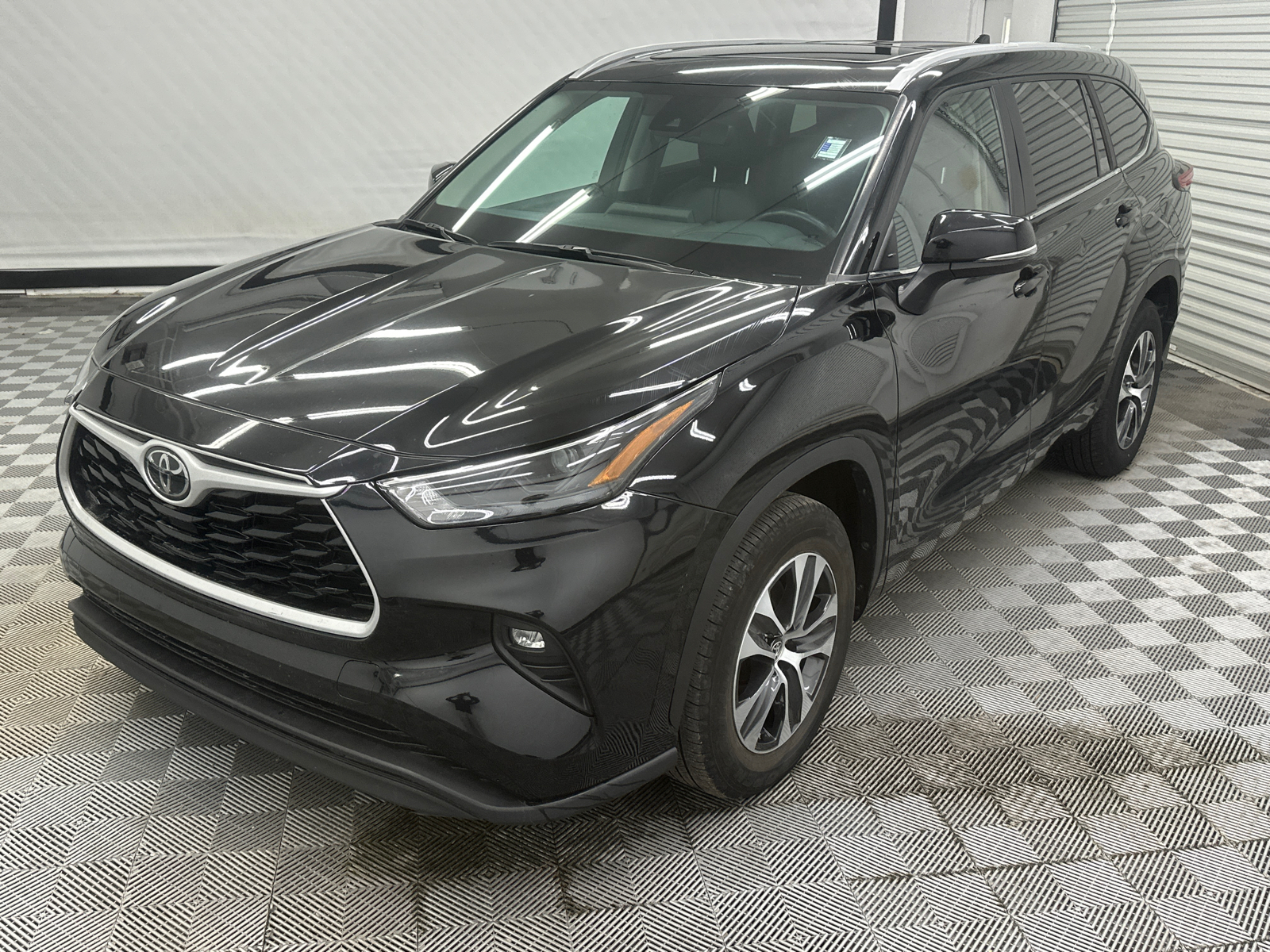 2023 Toyota Highlander XLE 1