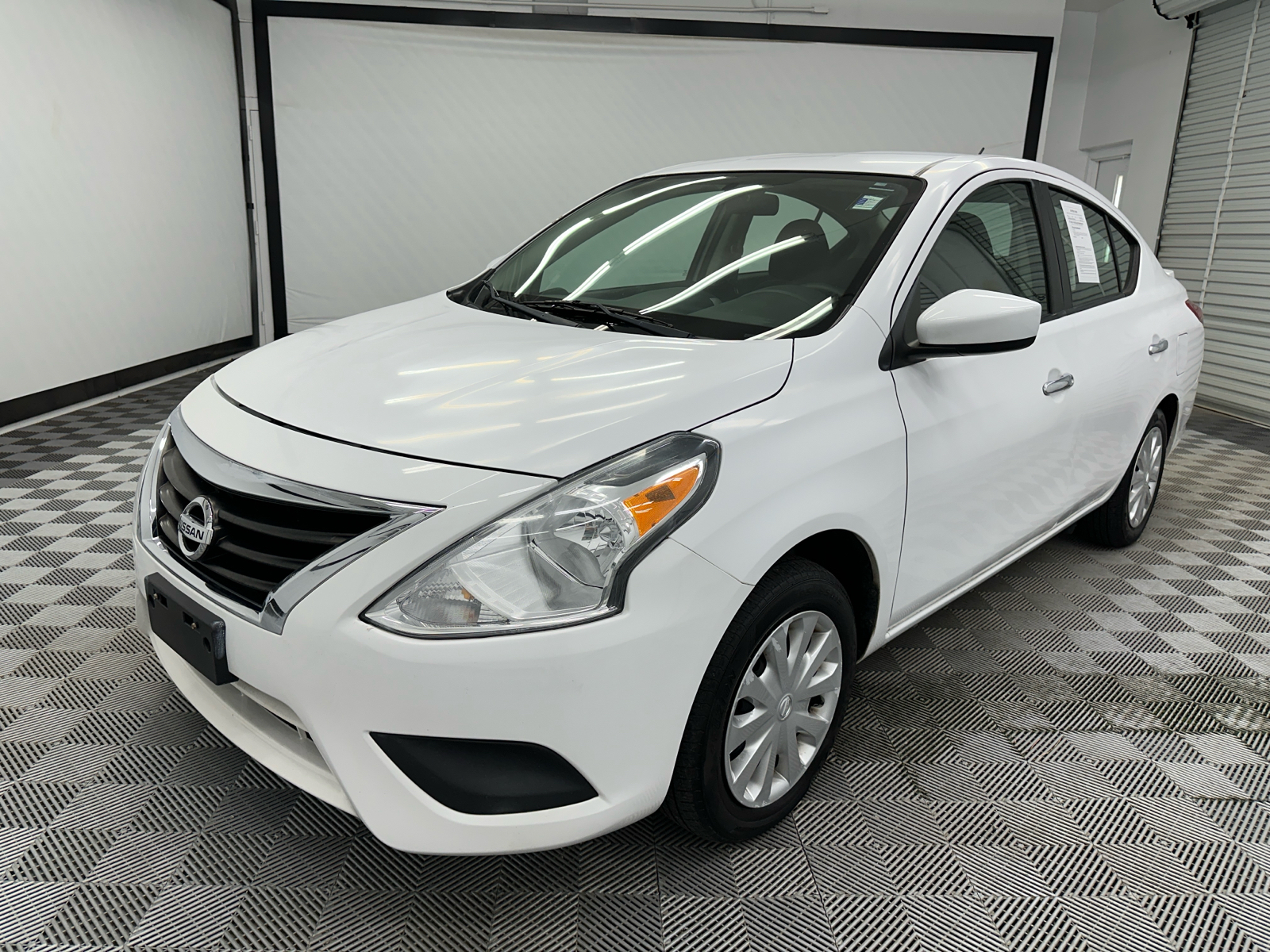 2019 Nissan Versa 1.6 SV 1