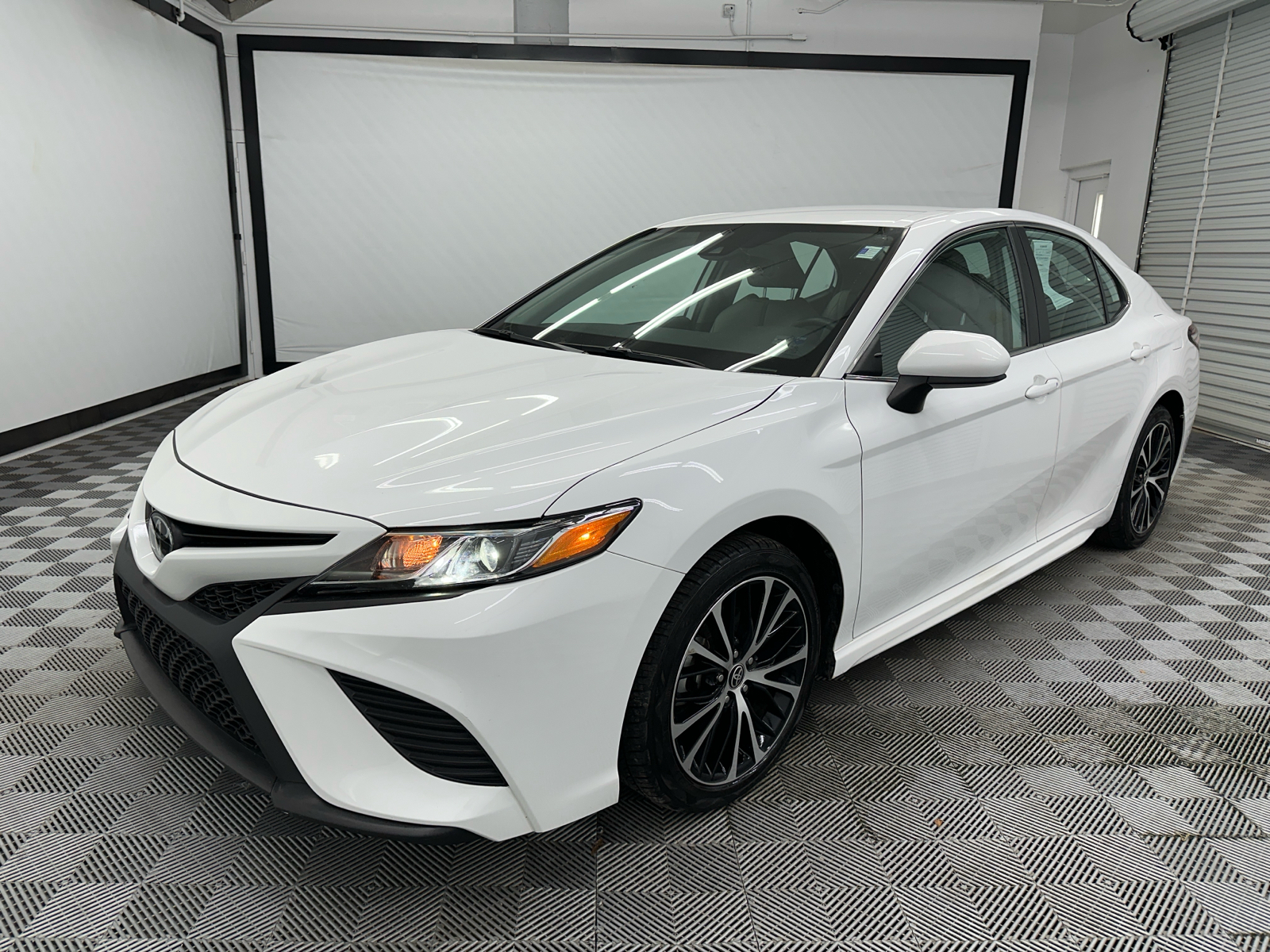 2020 Toyota Camry SE 1