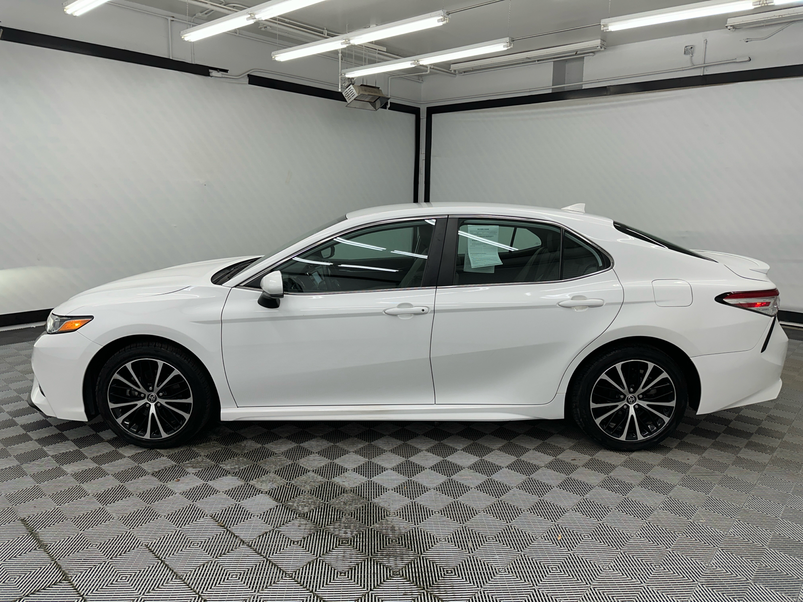 2020 Toyota Camry SE 2